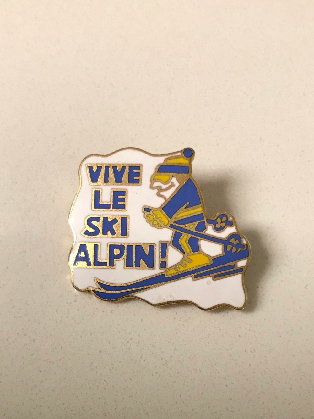Vive Le Ski Alpin Enamel Pin - Blue & Yellow
